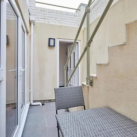 Rockpool's With Outside Area شقة